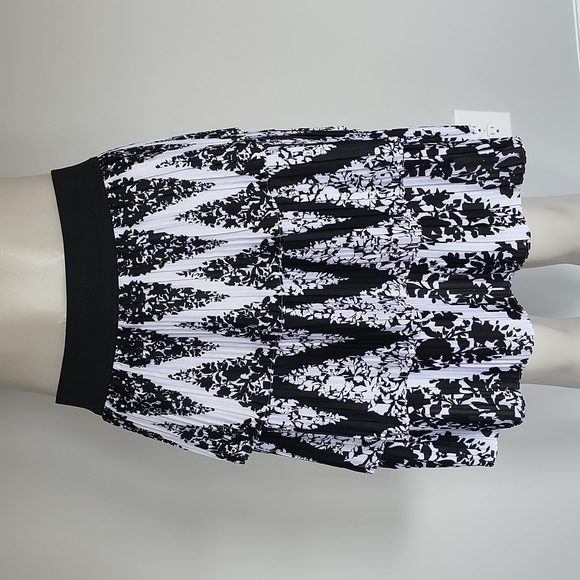 White House Black Market Dresses & Skirts - WHBM black/white floral pleated tiered skirt-M